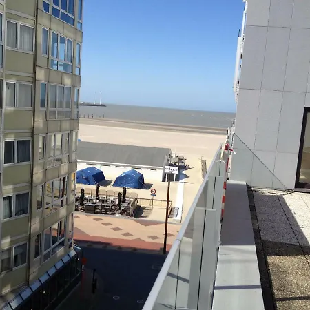 Royal Beach 3 *